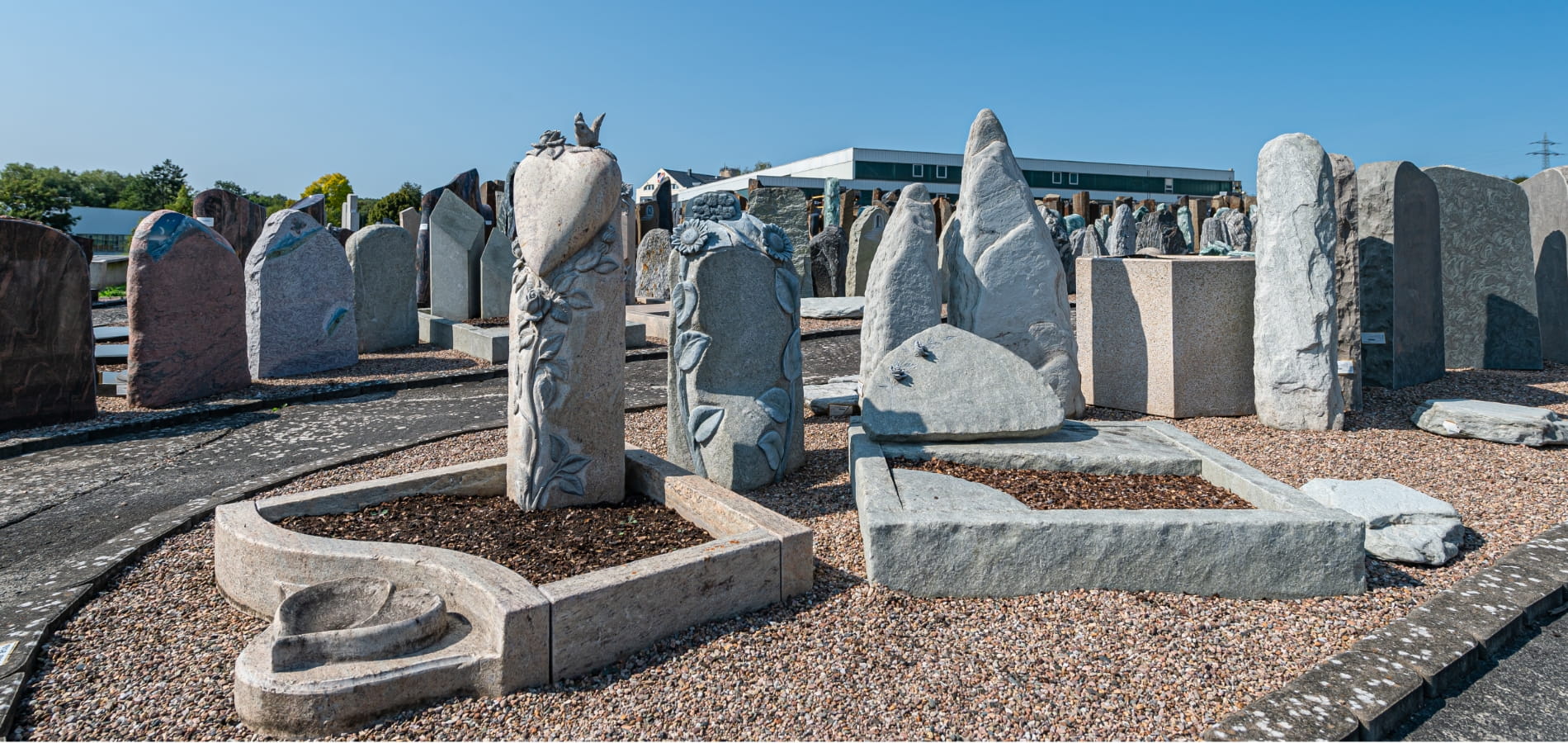 Grabstein: Aufbau und Grabstein versetzen - Natursteinwerk Max Böse